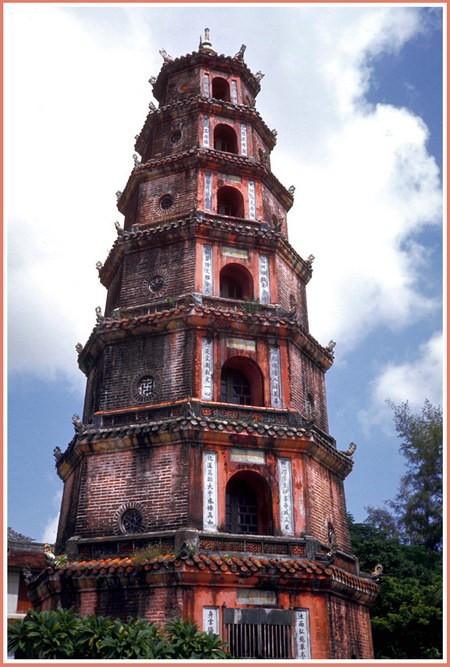 Chú thích của Steve Brown trên Flickr cá nhân của mình về bức ảnh: Ngọn Tháp này được xây dựng vào năm 1844 tại chùa Thiên Mụ, nằm bên bờ sông Hương, cách thành phố Huế 3 dặm về phía Tây.